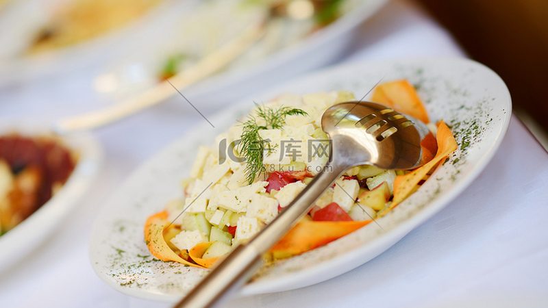 火锅底料作为一种常见的餐饮产品，在托运过程中需要特别注意以下几点：